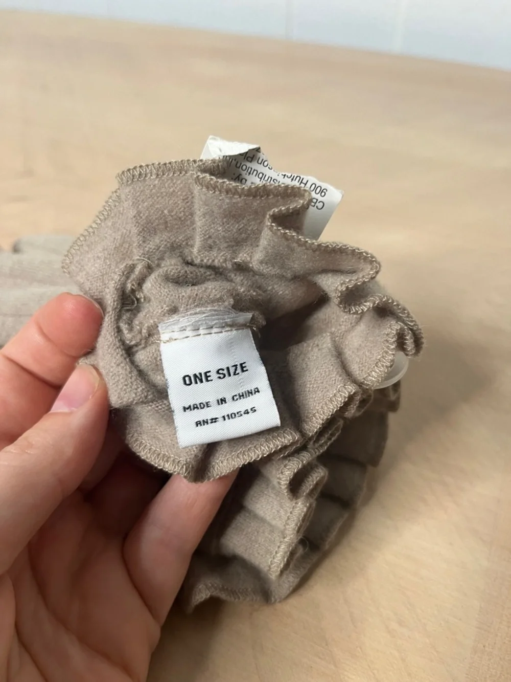 NWT OS Wool/Nylon Neutral Ruffle Cuff Knit Gloves with Decorative Button